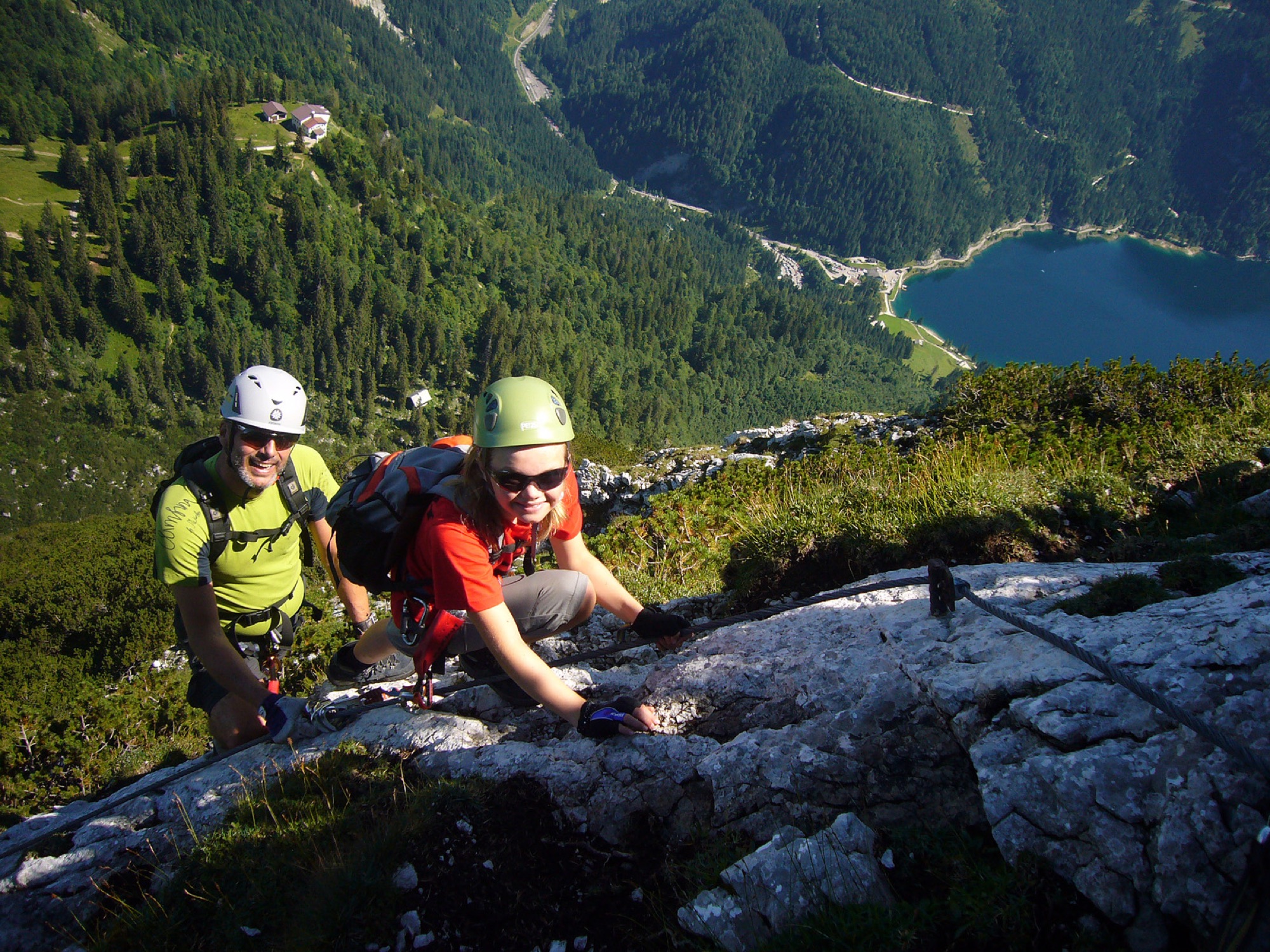 Klettersteiggeher am Donnerkogel hoch über dem Gosausee