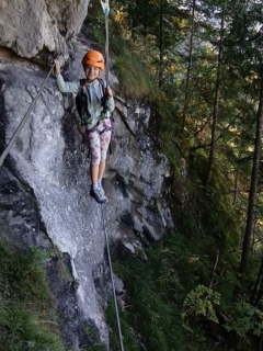 Eine Ausbildungseinheit von Paula heute im Klettersteigzentrum Gosau.
#dachstein 
#dachsteinwest #donnerkogelklettersteig #skyladder #stairwaytoheaven #visitskyladder #visitsalzkammergut #visitgosau #viaferrataguide #visitsalzburg #visithallstatt